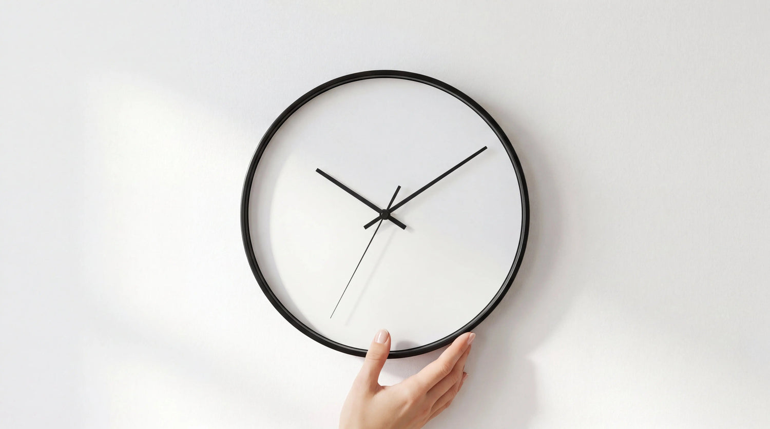 Fixer une horloge murale sans percer : 5 méthodes qui tiennent vraiment - L'Horloge Murale