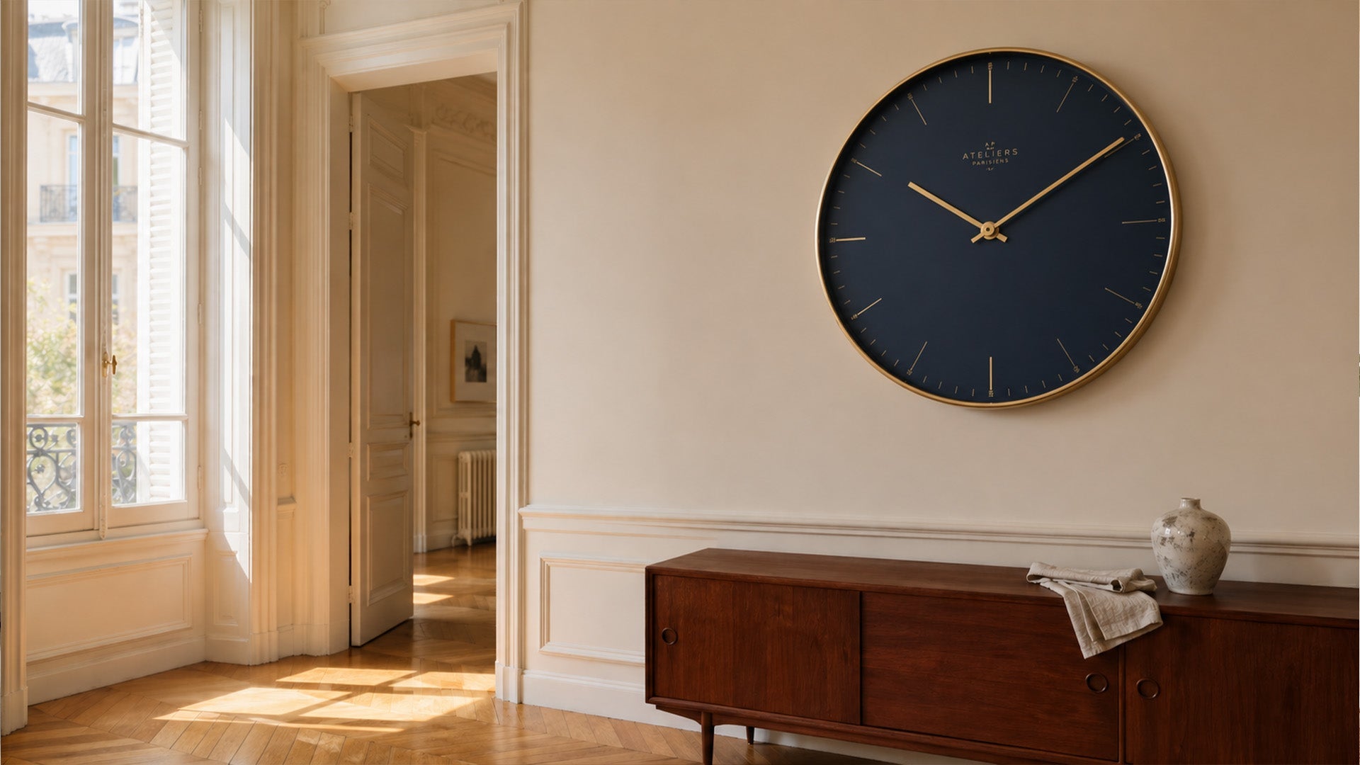 Grande horloge murale au format XXL accrochée comme pièce maîtresse au-dessus d'un canapé dans un salon contemporain