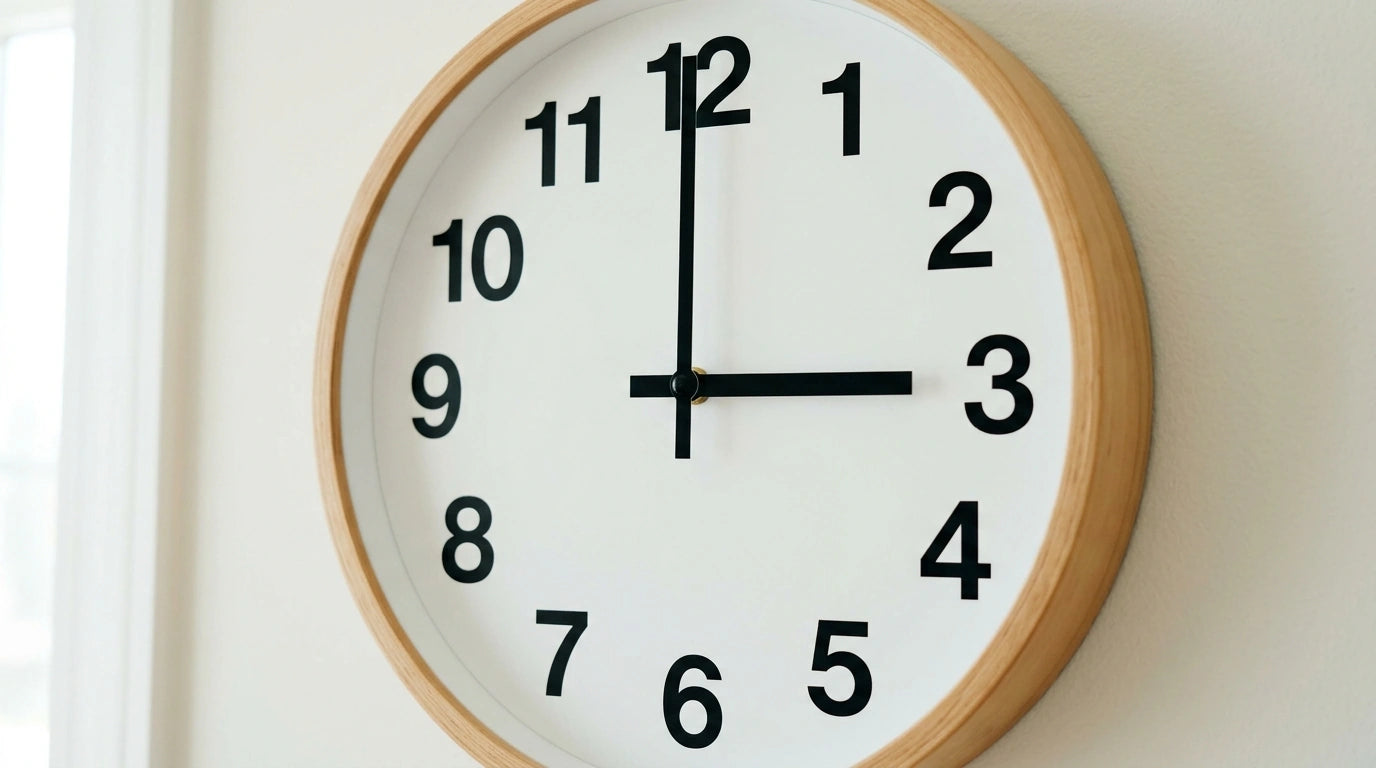 Cadran d'horloge clair avec grandes aiguilles distinctes pour apprendre heures et minutes