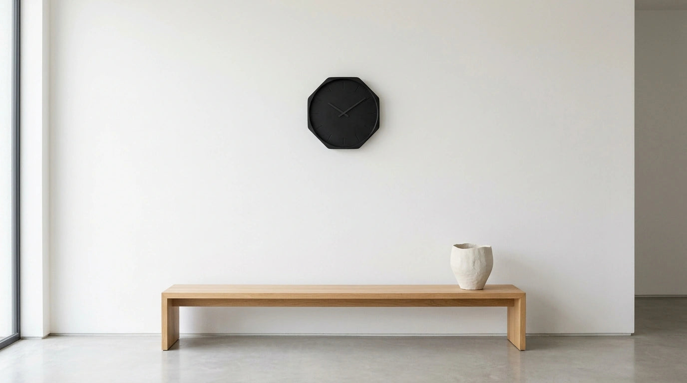 Horloge murale minimaliste sur un mur épuré avec beaucoup de vide forme pure less is more