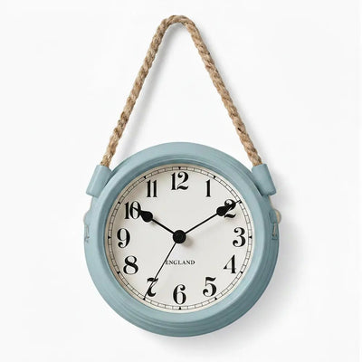 Horloge murale Cornwall 41 x 22 cm rétro colorée quatre coloris pour un mur de canapé