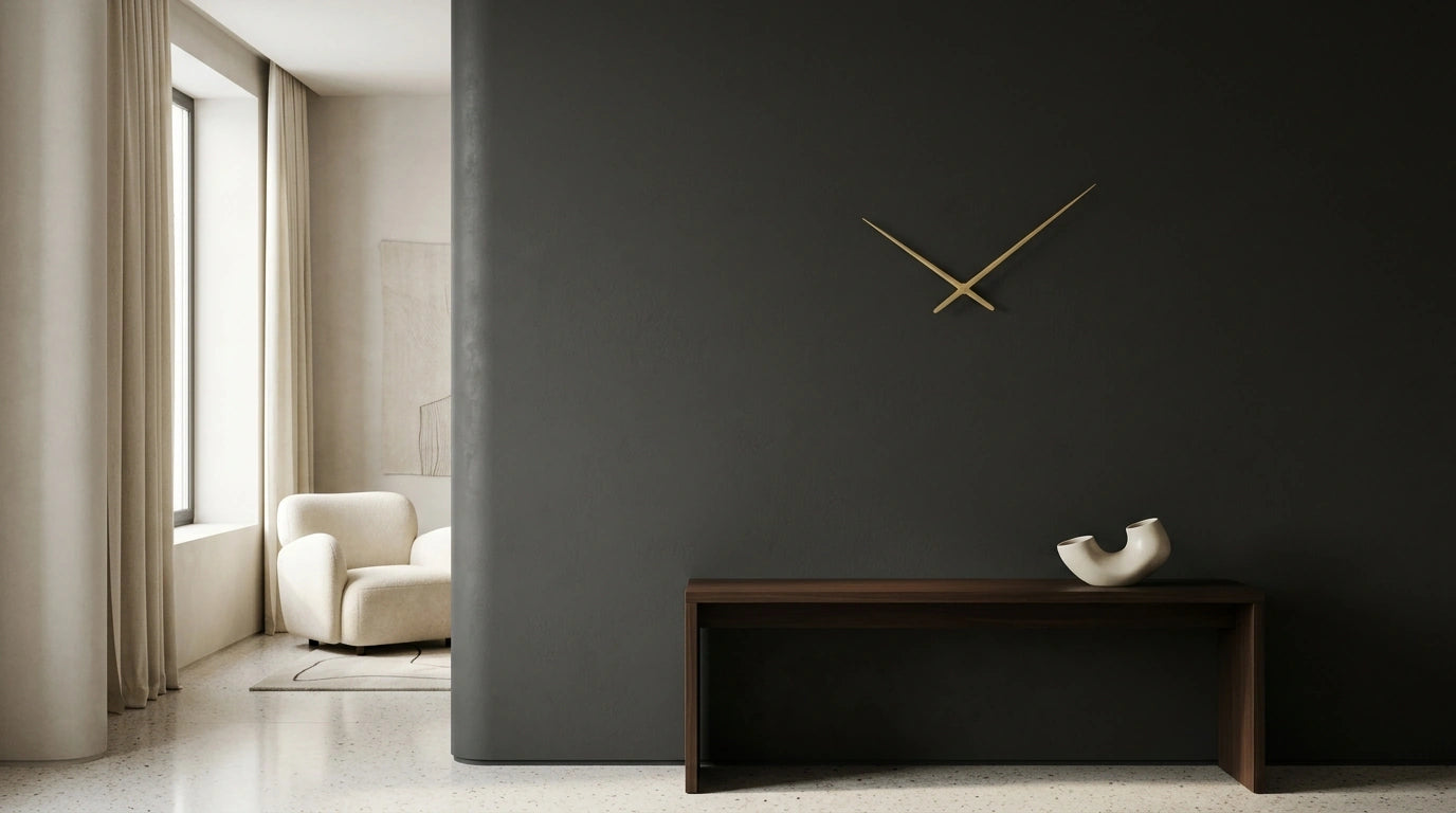 Horloge sans chiffres perçue comme un objet d'art déco sur un mur moderne sculpture fonctionnelle