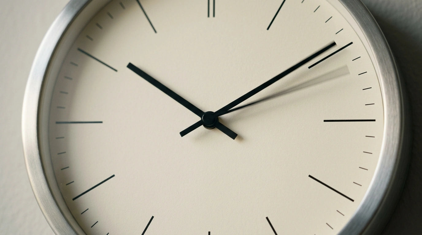 Gros plan sur les aiguilles d'une horloge à mécanisme de balayage continu silencieux