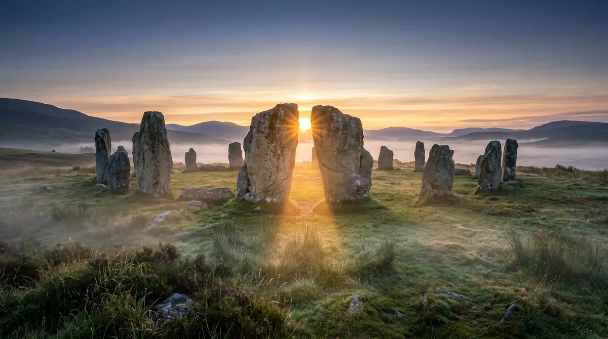 Cercle de mégalithes anciens aligné sur le lever du soleil du solstice d'été